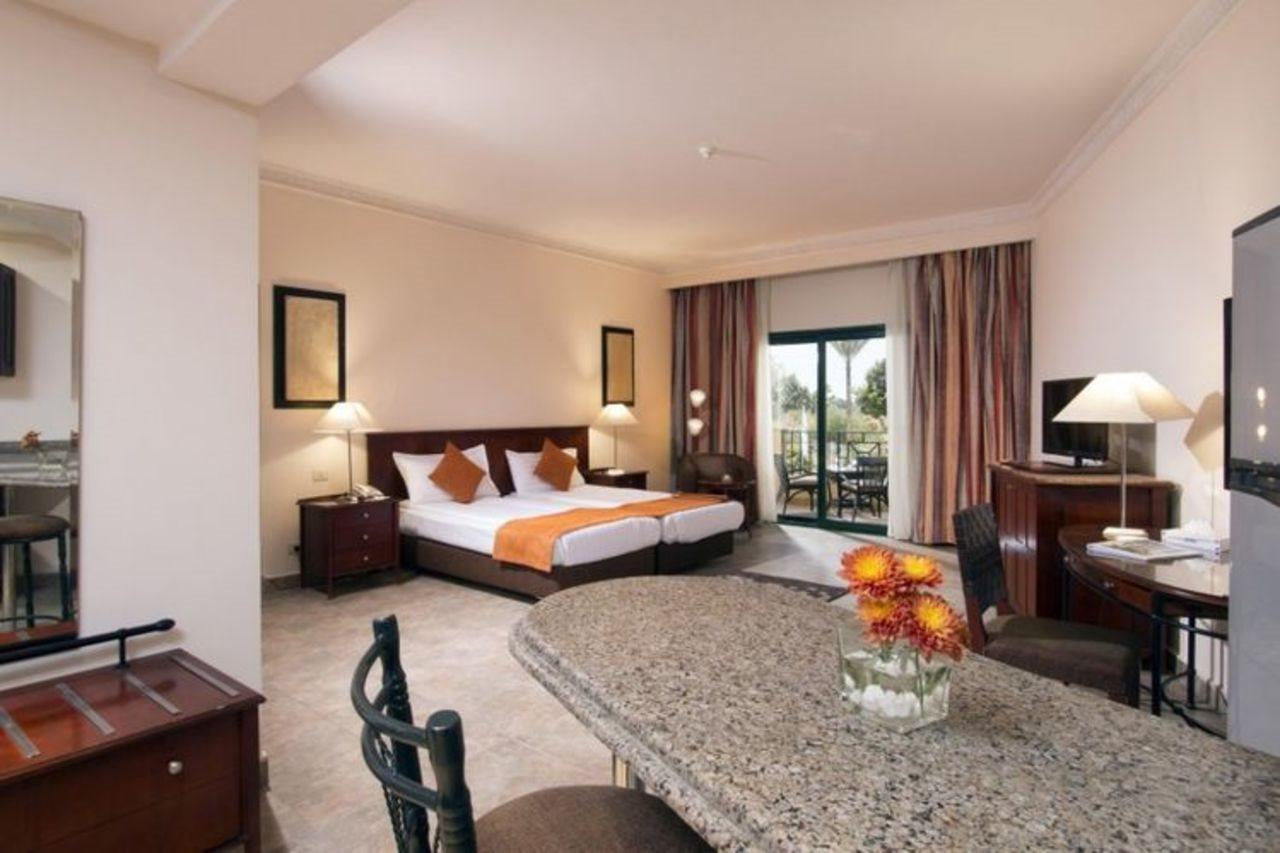 Swiss Inn Plaza Hotel 6th of October City Exteriör bild