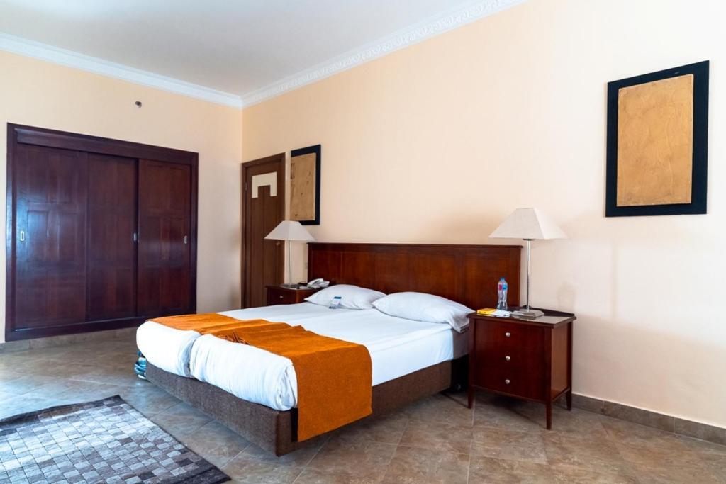 Swiss Inn Plaza Hotel 6th of October City Exteriör bild