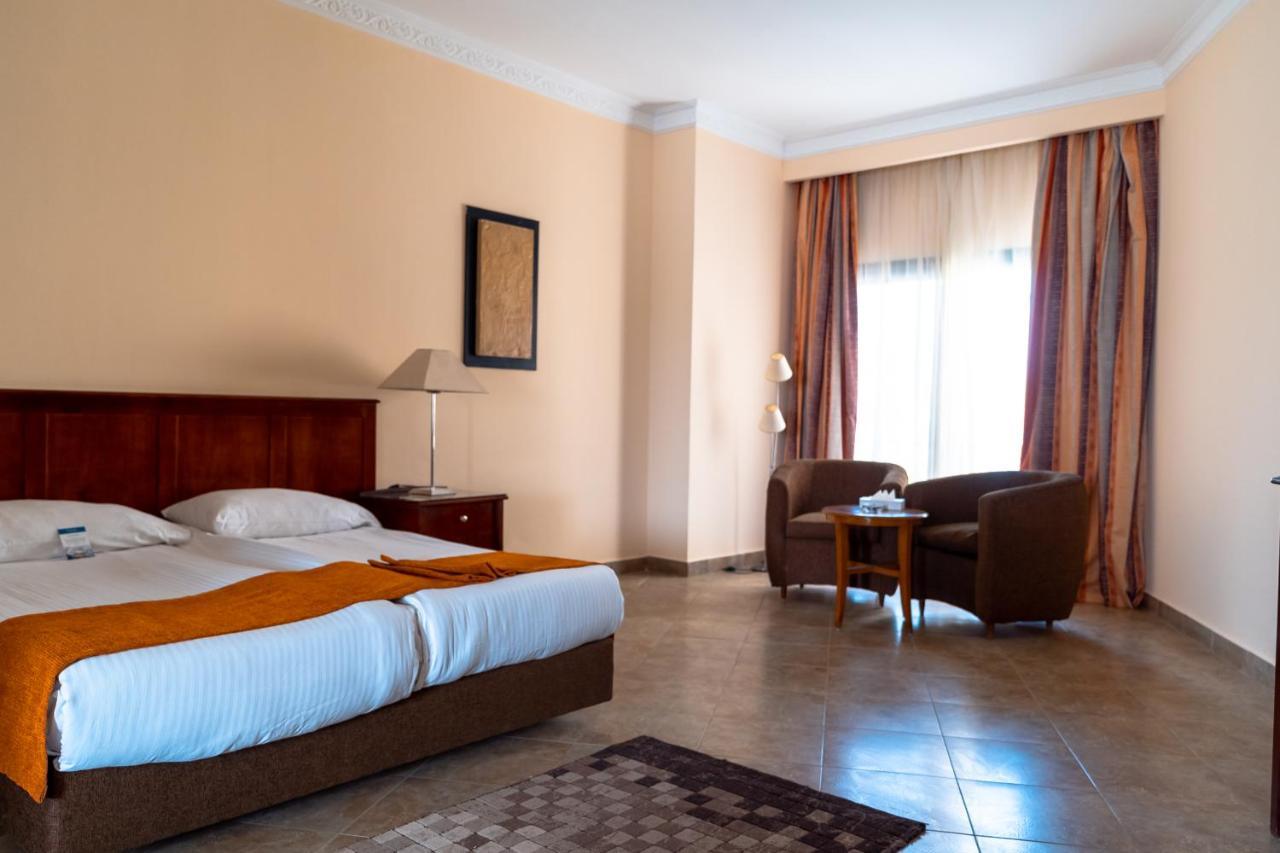 Swiss Inn Plaza Hotel 6th of October City Exteriör bild