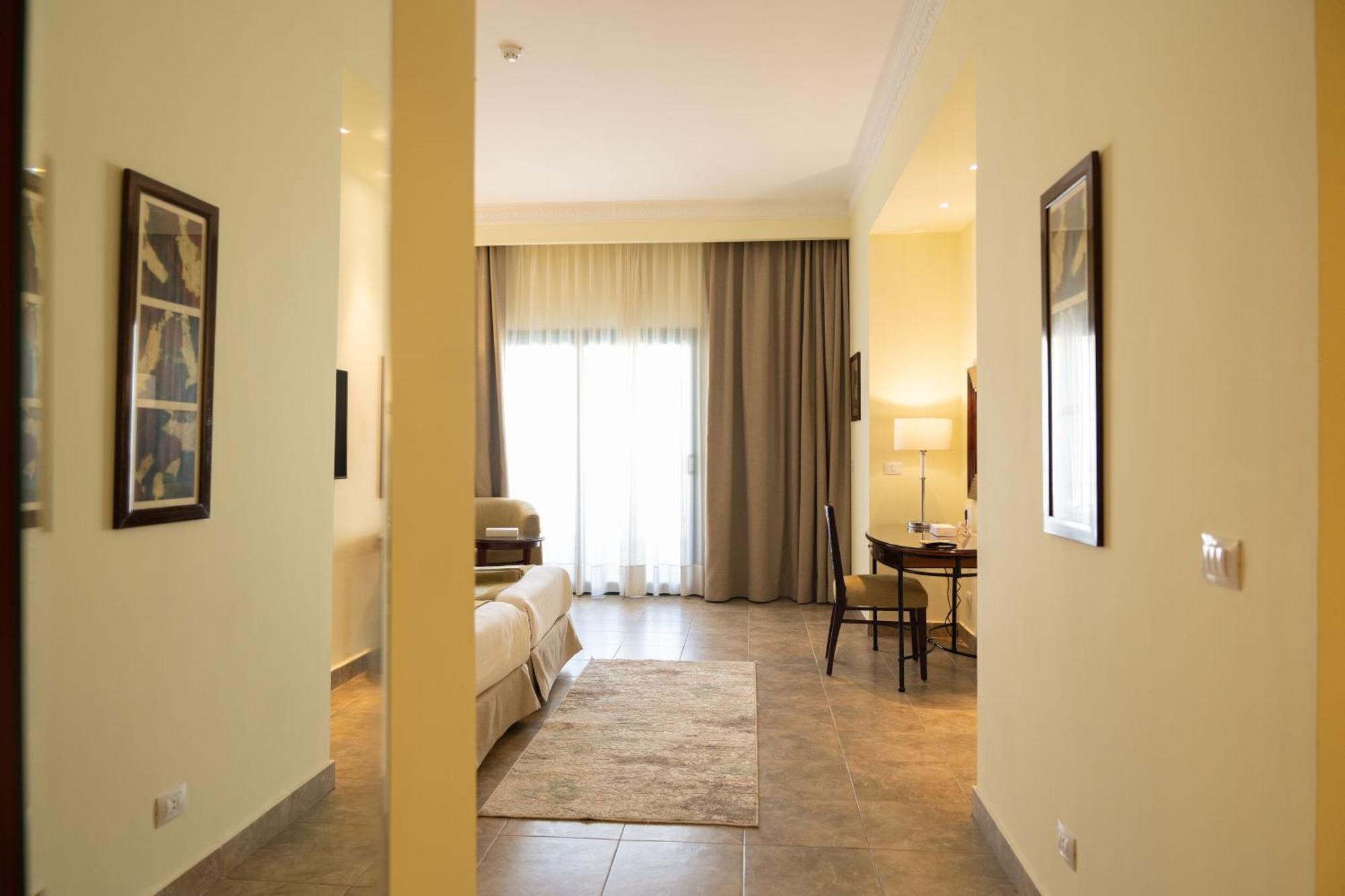 Swiss Inn Plaza Hotel 6th of October City Exteriör bild
