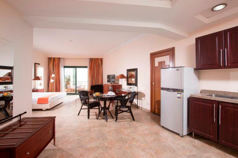 Swiss Inn Plaza Hotel 6th of October City Exteriör bild